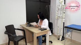 Paciente tiene una ereccion mientras le hago su revision y no puedo evitar follarme su enorme verga