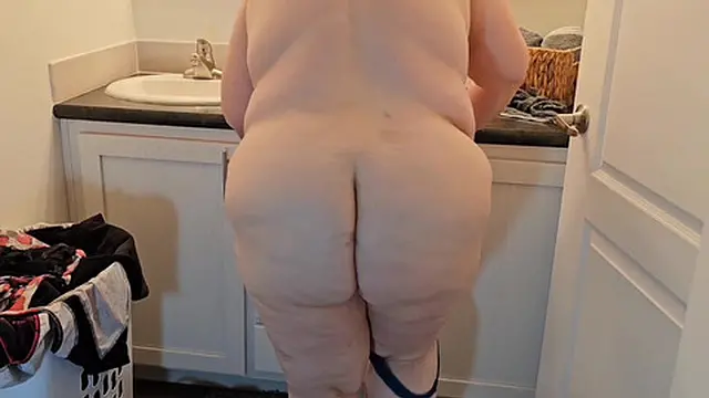 Plumber caught sniffling my soiled undies in laundry — bbw ssbbw — fat ass🍑 — big butt🍑 — thick ass🍑